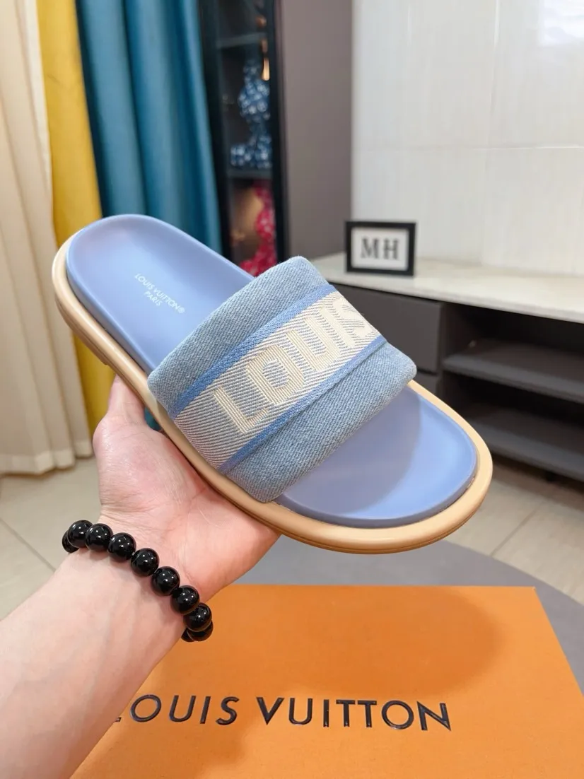 Ex-factory price 360🌹🌹 (lv-Louis Vuitton) New men's slippers, high-end boutique, exquisite embossed logo decoration on the upper, fine workmanship, super soft soles, casual, loose and comfortable, a must-have in summer! \nsize：38-44